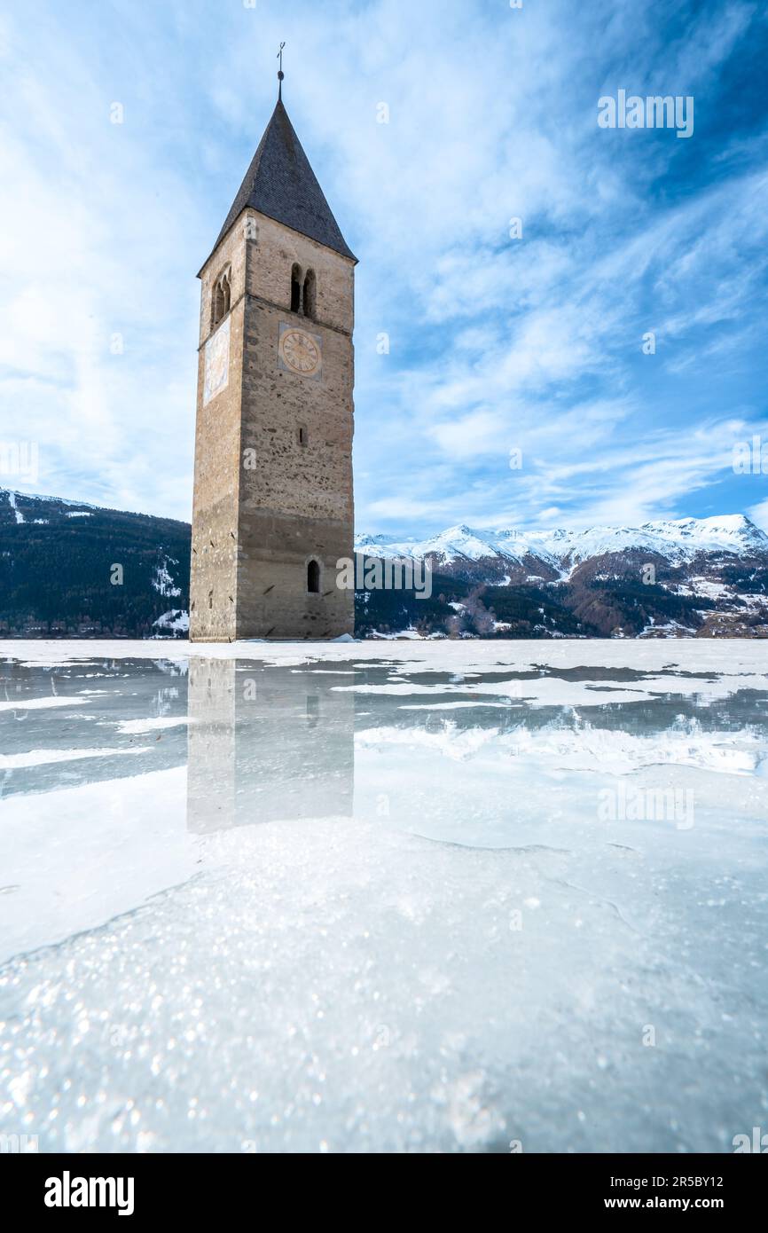 Lago di resia ghiacciato Stockfoto