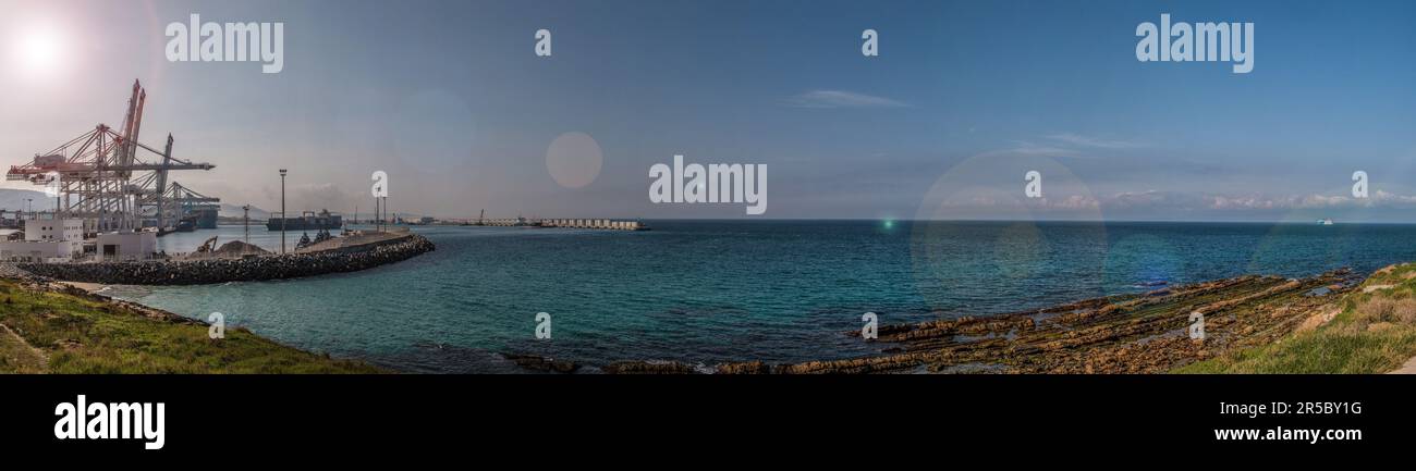 Panoramablick auf den Tanger Med Port mit Blick auf das Mittelmeer Stockfoto