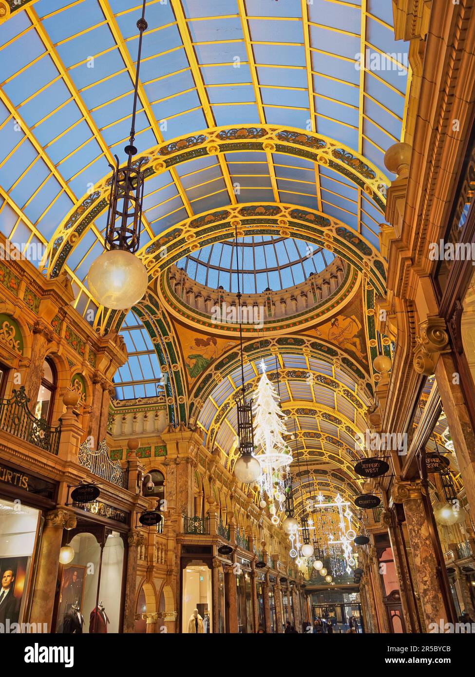 UK, West Yorkshire, Leeds, Briggate, Decorative Roof the County Arcade. Stockfoto