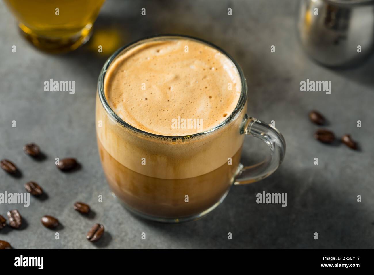 Oleato-Olivenöl-Kaffee in einem Becher Stockfoto