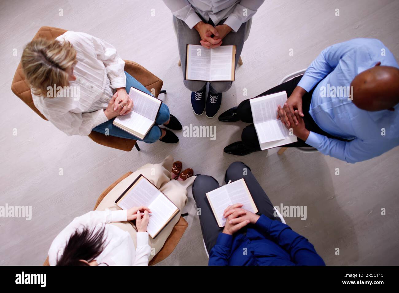 Gruppe Von Menschen, Die Zusammen Religiöses Buch Lesen Stockfoto