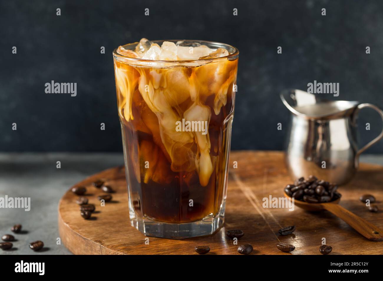 Hausgemachter gesunder Eiskaffee mit Hafermilch Stockfoto