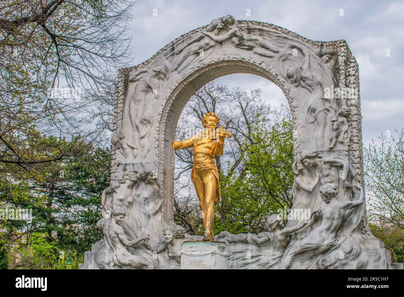 wien, österreich. 9. April 2023, Denkmal mit einer Bronzestatue des legendären Musikers Johann Strauss II., goldvergoldet, im stadtpark in wien, au Stockfoto
