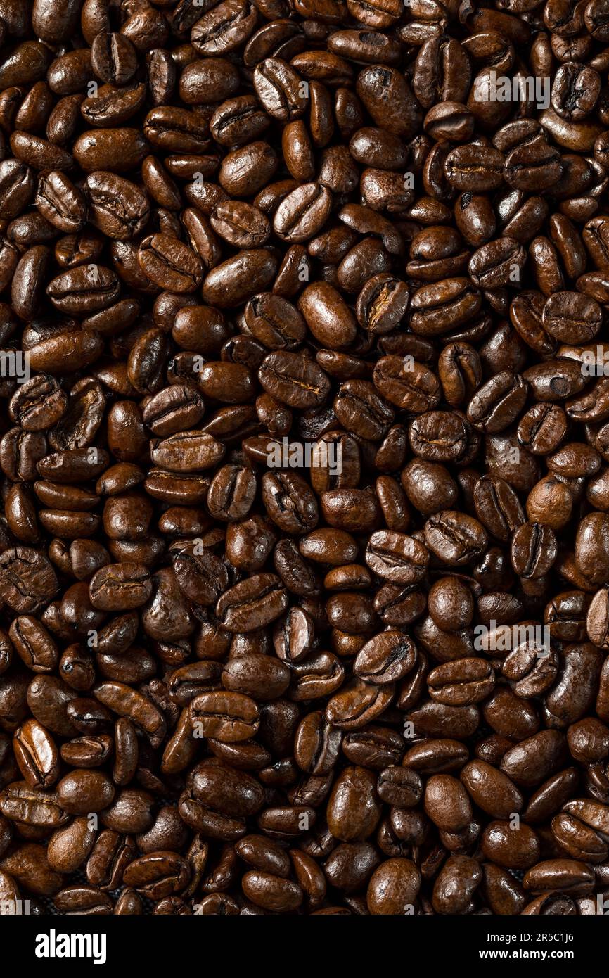 Geröstete Bio-Espresso-Kaffeebohnen in einer Schüssel Stockfoto