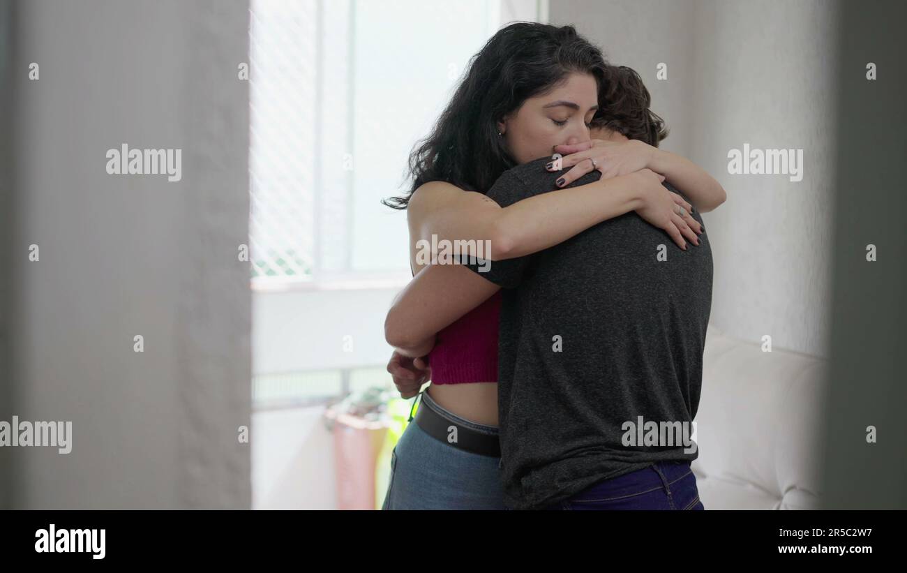Lange Umarmung Zwischen Mann Und Frau www.alamy.de