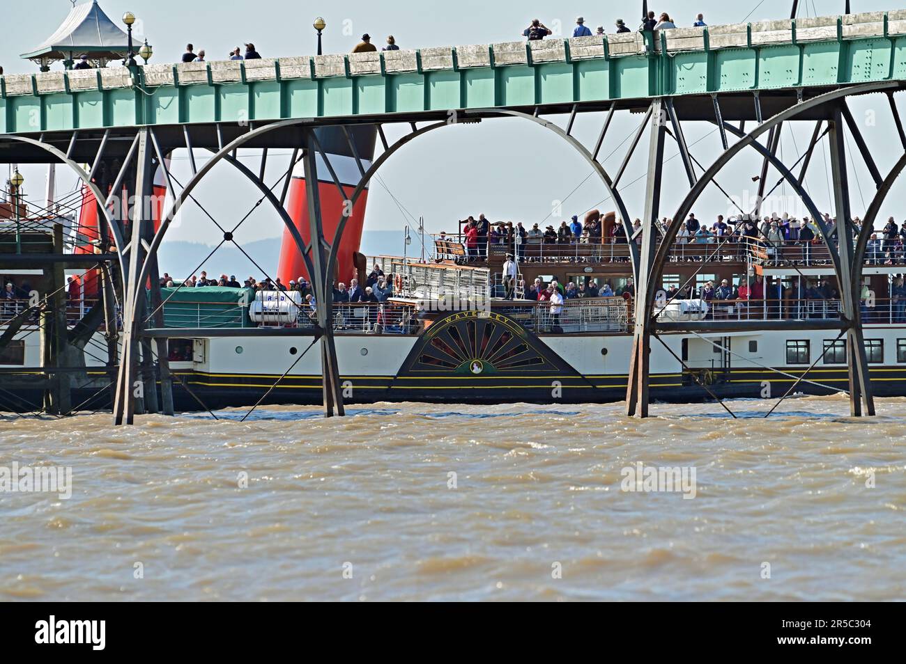 Clevedon, Großbritannien. 02. Juni 2023. An einem sehr heißen Nachmittag ist der einzige Worlds Last Paddle Steamer zu sehen, der Schlangen von Passagieren vom Clevedon Pier, dem einzigen unter der Kategorie 1 gelisteten Pier in England, abholt. Bildnachweis: Robert Timoney/Alamy Live News Stockfoto