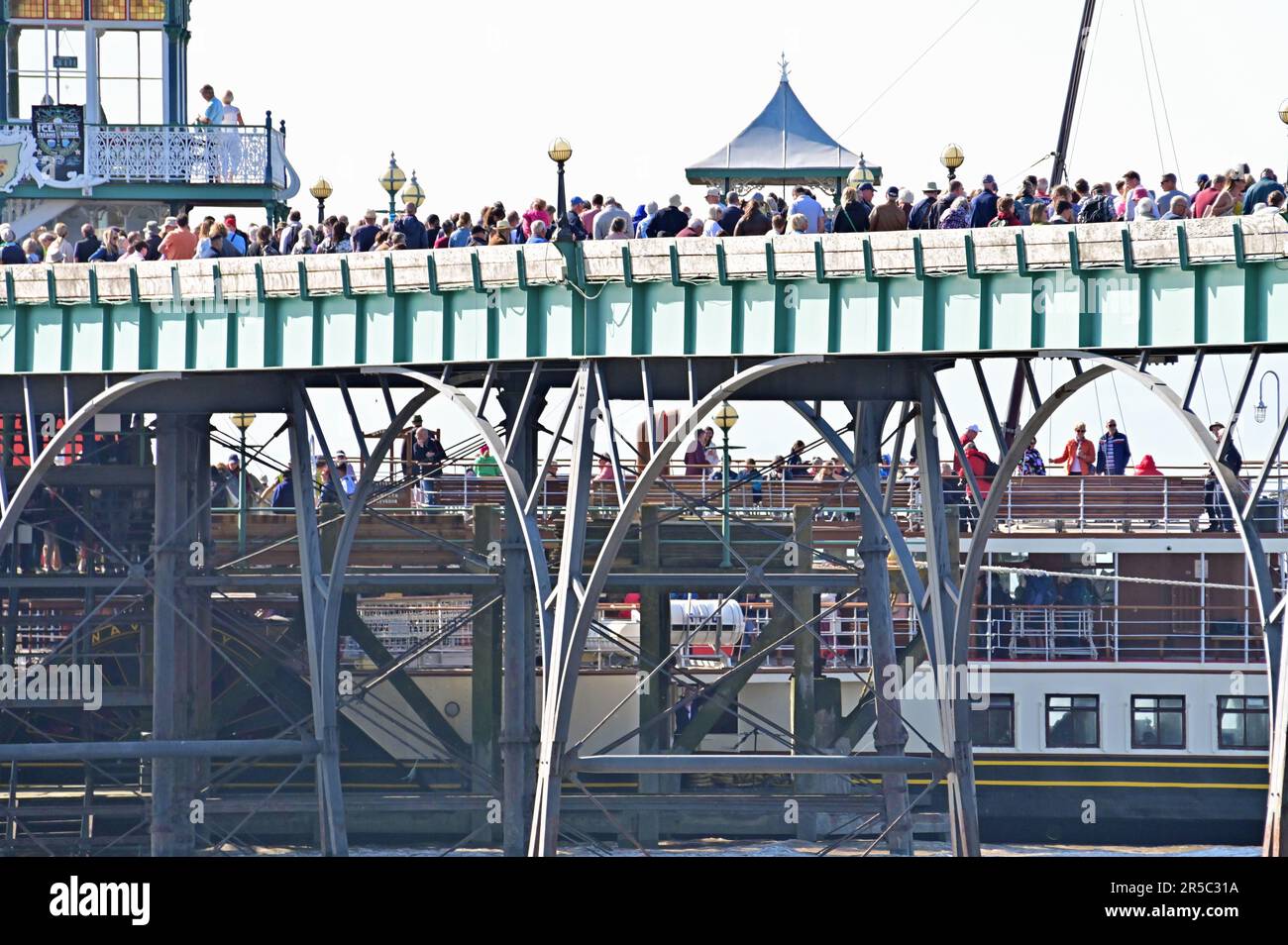 Clevedon, Großbritannien. 02. Juni 2023. An einem sehr heißen Nachmittag ist der einzige Worlds Last Paddle Steamer zu sehen, der Schlangen von Passagieren vom Clevedon Pier, dem einzigen unter der Kategorie 1 gelisteten Pier in England, abholt. Bildnachweis: Robert Timoney/Alamy Live News Stockfoto