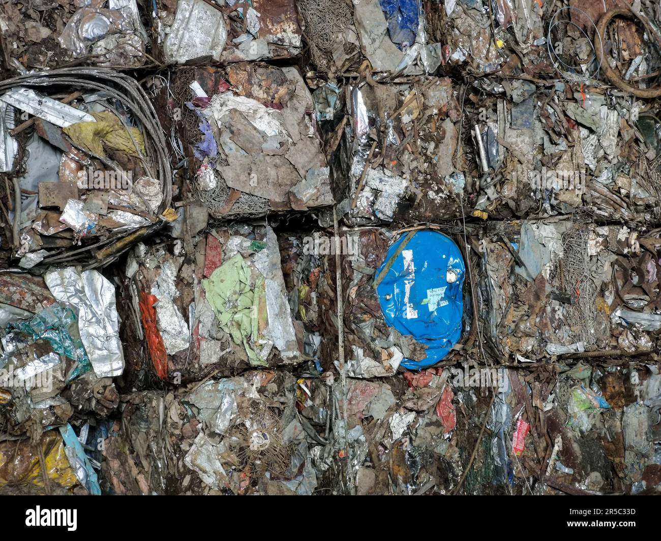 Ein Blick von oben auf die Haufen gepressten Eisenschrotts auf dem Schrottplatz Stockfoto