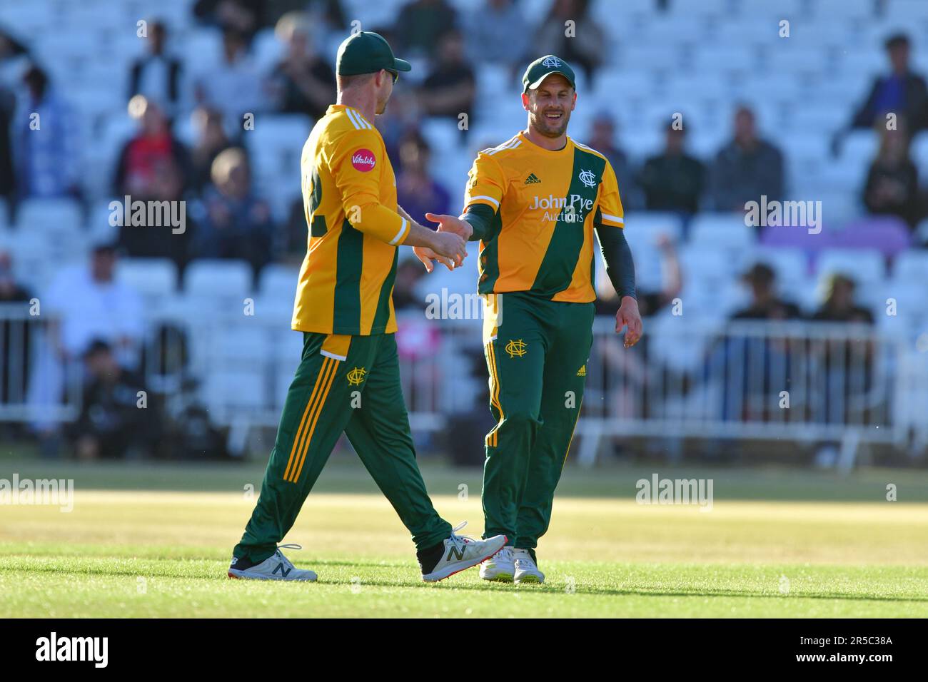 Trent Bridge Cricket Ground, Nottingham, Großbritannien. 02. Juni 2023 um 18,30hrs Uhr. Vitality Blast T20 Cricket. Notts Outlaws gegen Worcestershire Rapids. CARTER (Notts Outlaws) feiert, Kashif ALI (Worcestershire Rapids) zu erwischen. Bild: Mark Dunn/Alamy Live News Stockfoto