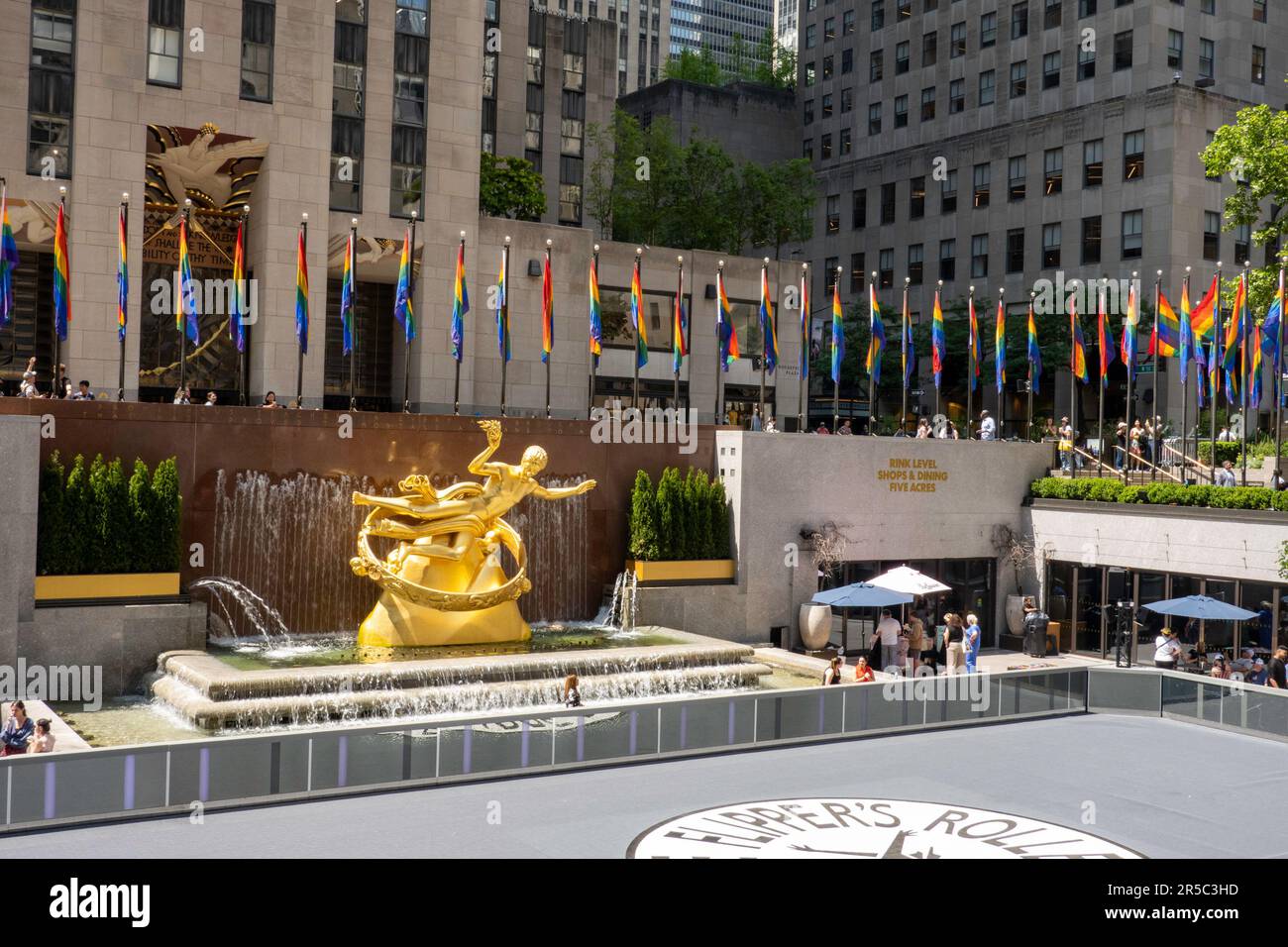 Rainbow Colour Flags feiern WorldPride auf der Rockefeller Center Plaza, NYC, USA 2023 Stockfoto