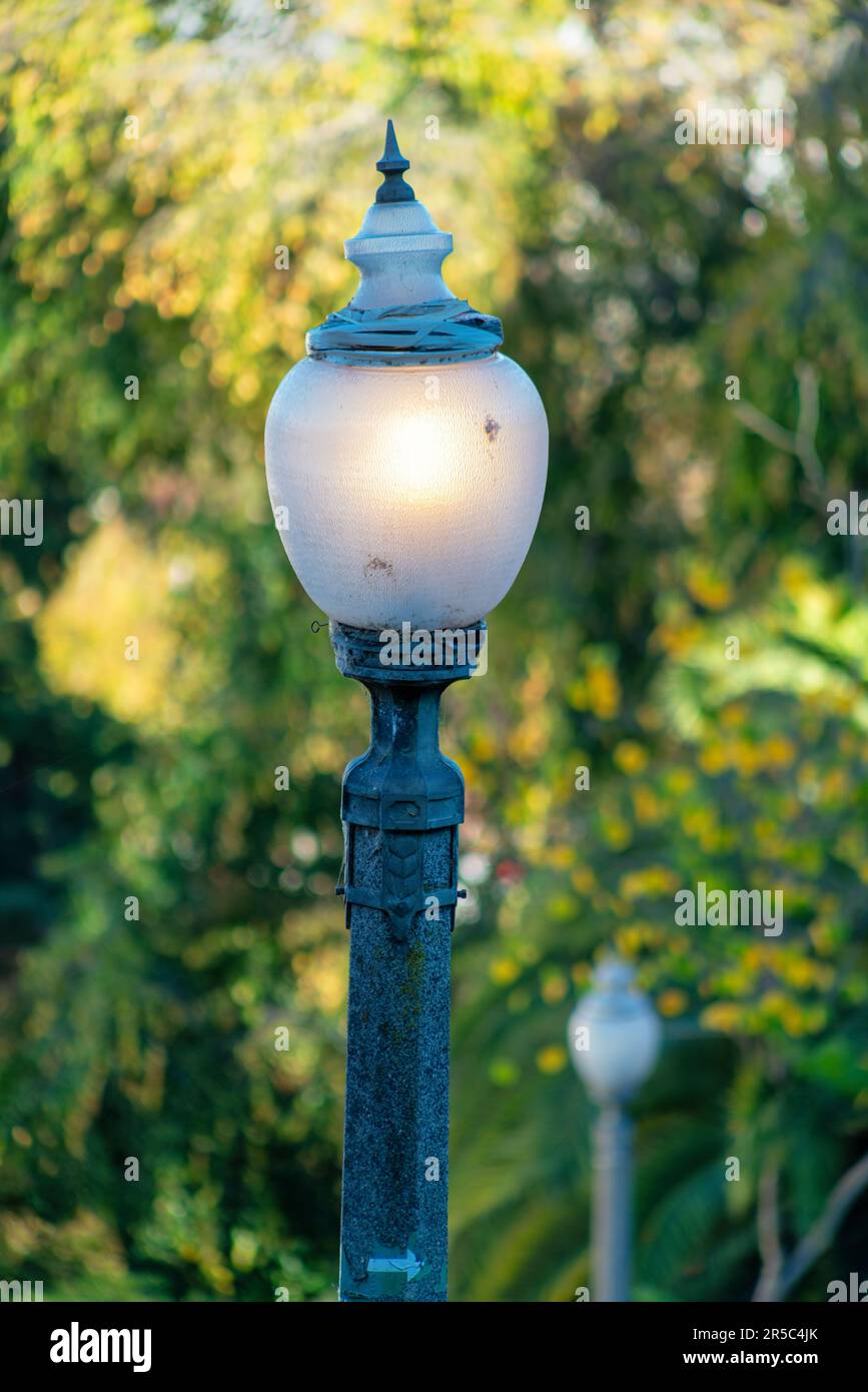 Eine vertikale Aufnahme einer beleuchteten Straßenlampe bei Tageslicht  Stockfotografie - Alamy
