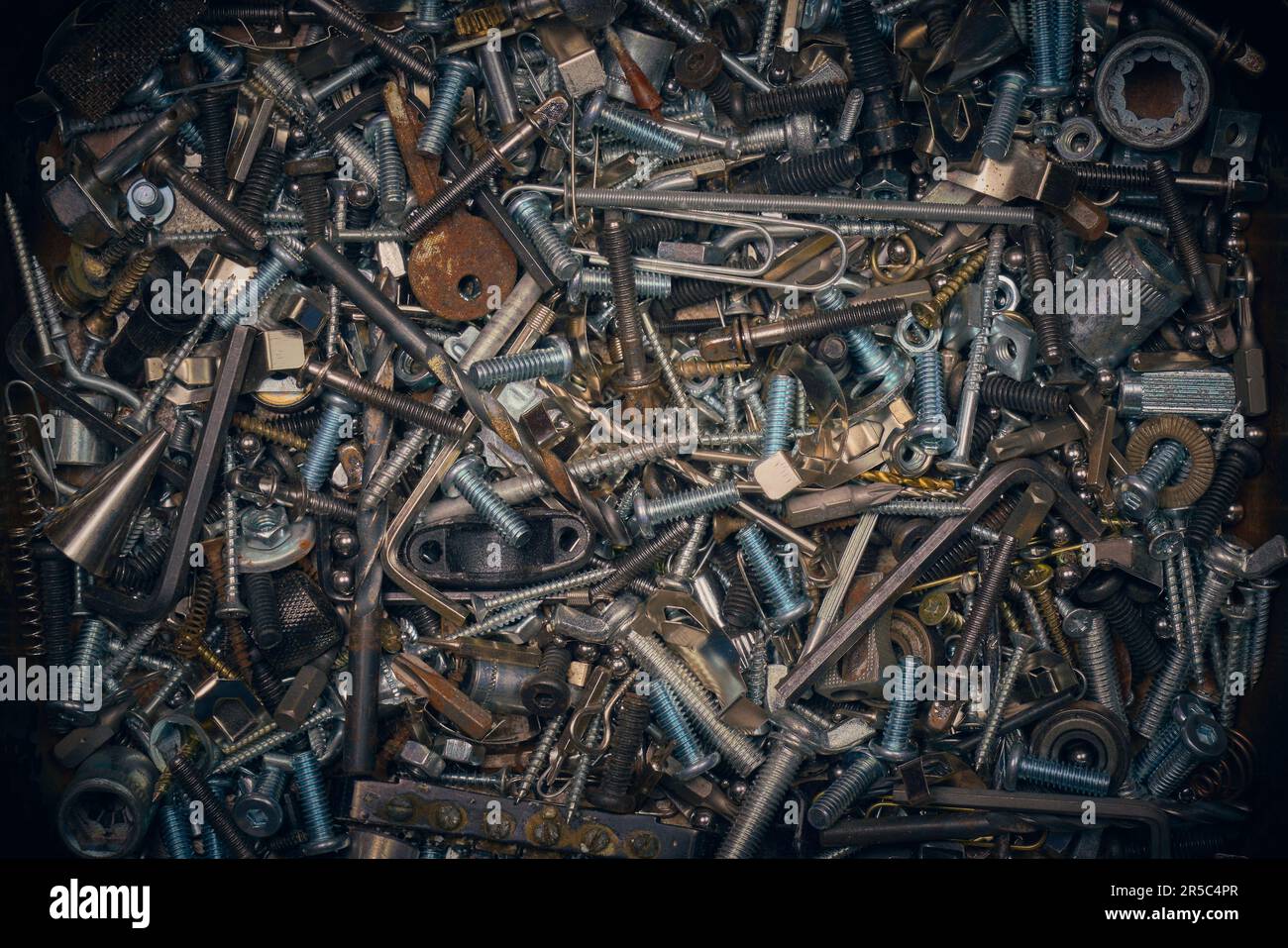 Eine abstrakte Sammlung von Metallschrauben, Muttern, Bolzen und anderen Metallgegenständen Stockfoto