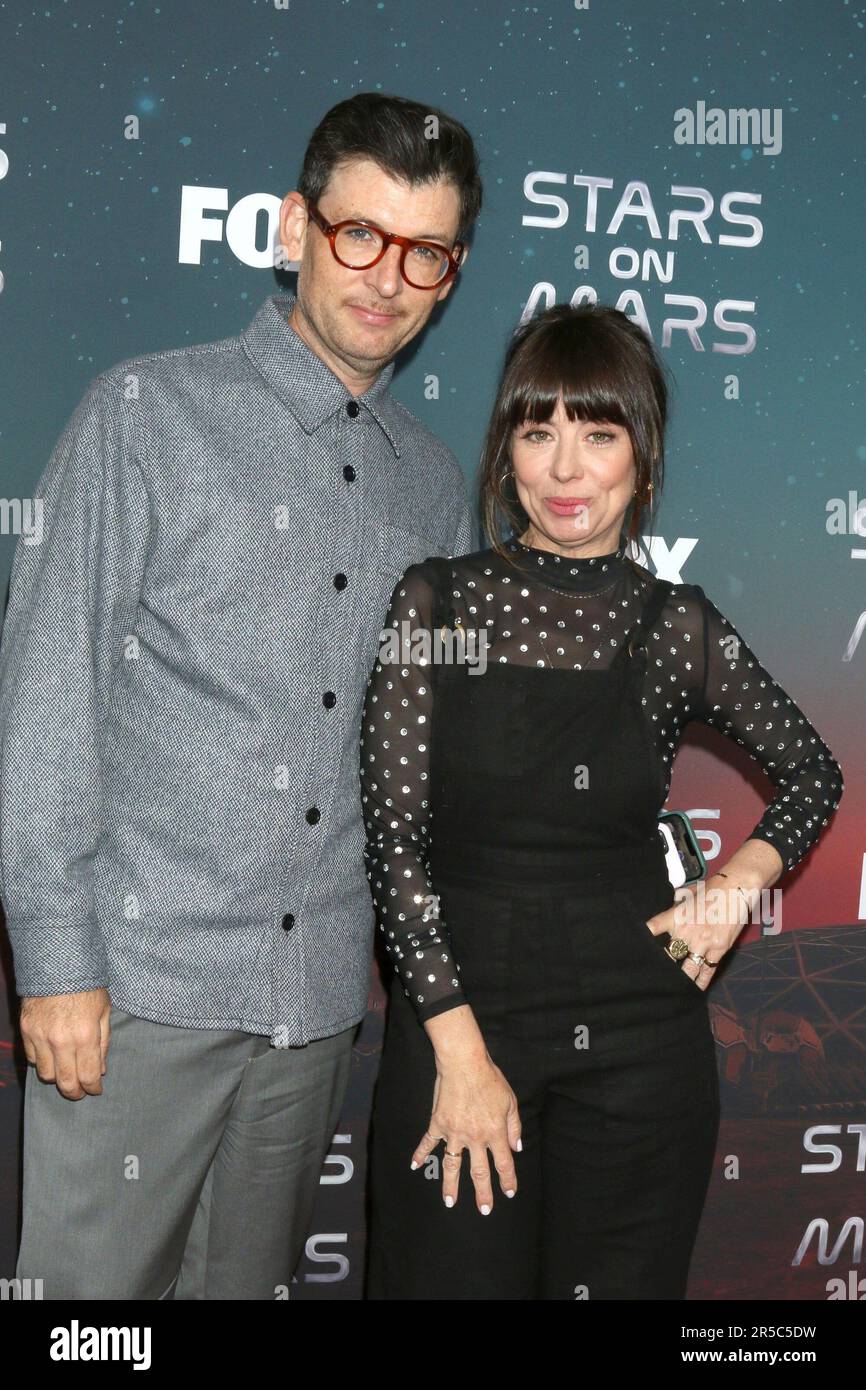 Los Angeles, Kalifornien. 1. Juni 2023. Nick Leggero, Natasha Leggero bei der Ankunft für die Mars Bar Experience Launch Party, Scum & Villainy Cantina, Los Angeles, CA, 1. Juni 2023. Kredit: Priscilla Grant/Everett Collection/Alamy Live News Stockfoto