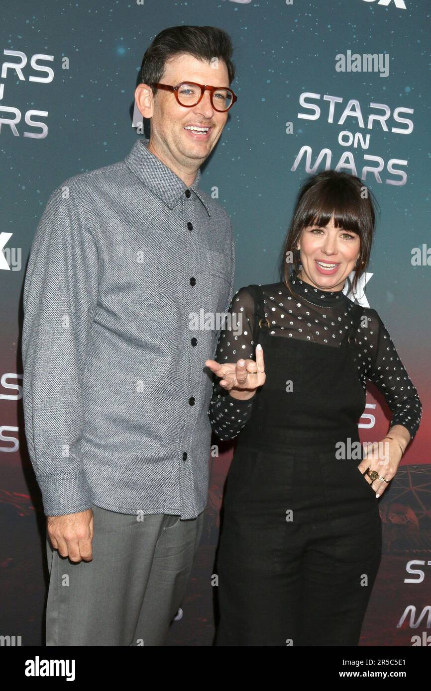 Los Angeles, Kalifornien. 1. Juni 2023. Nick Leggero, Natasha Leggero bei der Ankunft für die Mars Bar Experience Launch Party, Scum & Villainy Cantina, Los Angeles, CA, 1. Juni 2023. Kredit: Priscilla Grant/Everett Collection/Alamy Live News Stockfoto