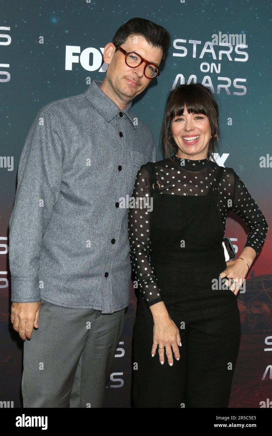Los Angeles, Kalifornien. 1. Juni 2023. Nick Leggero, Natasha Leggero bei der Ankunft für die Mars Bar Experience Launch Party, Scum & Villainy Cantina, Los Angeles, CA, 1. Juni 2023. Kredit: Priscilla Grant/Everett Collection/Alamy Live News Stockfoto
