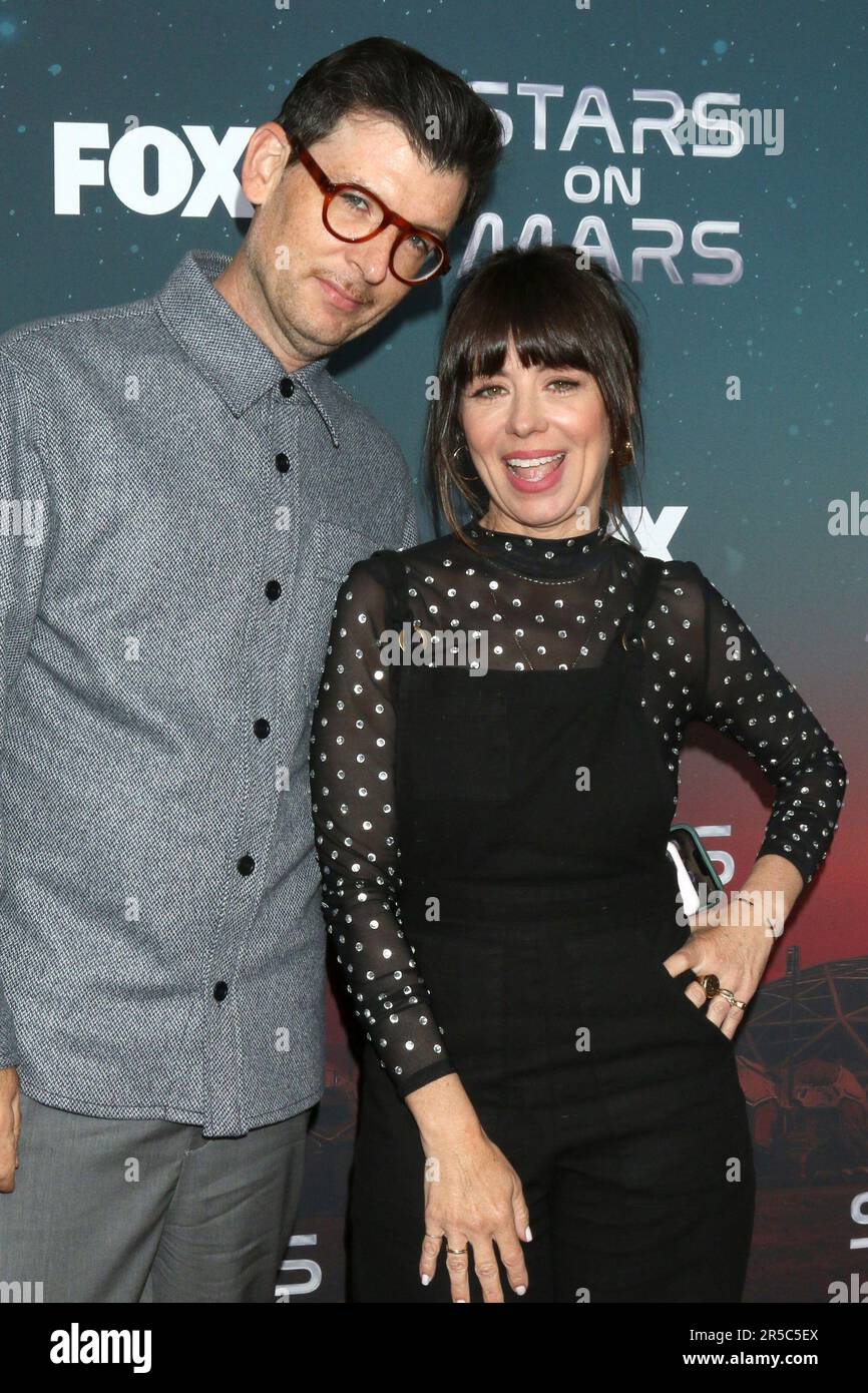 Los Angeles, Kalifornien. 1. Juni 2023. Nick Leggero, Natasha Leggero bei der Ankunft für die Mars Bar Experience Launch Party, Scum & Villainy Cantina, Los Angeles, CA, 1. Juni 2023. Kredit: Priscilla Grant/Everett Collection/Alamy Live News Stockfoto