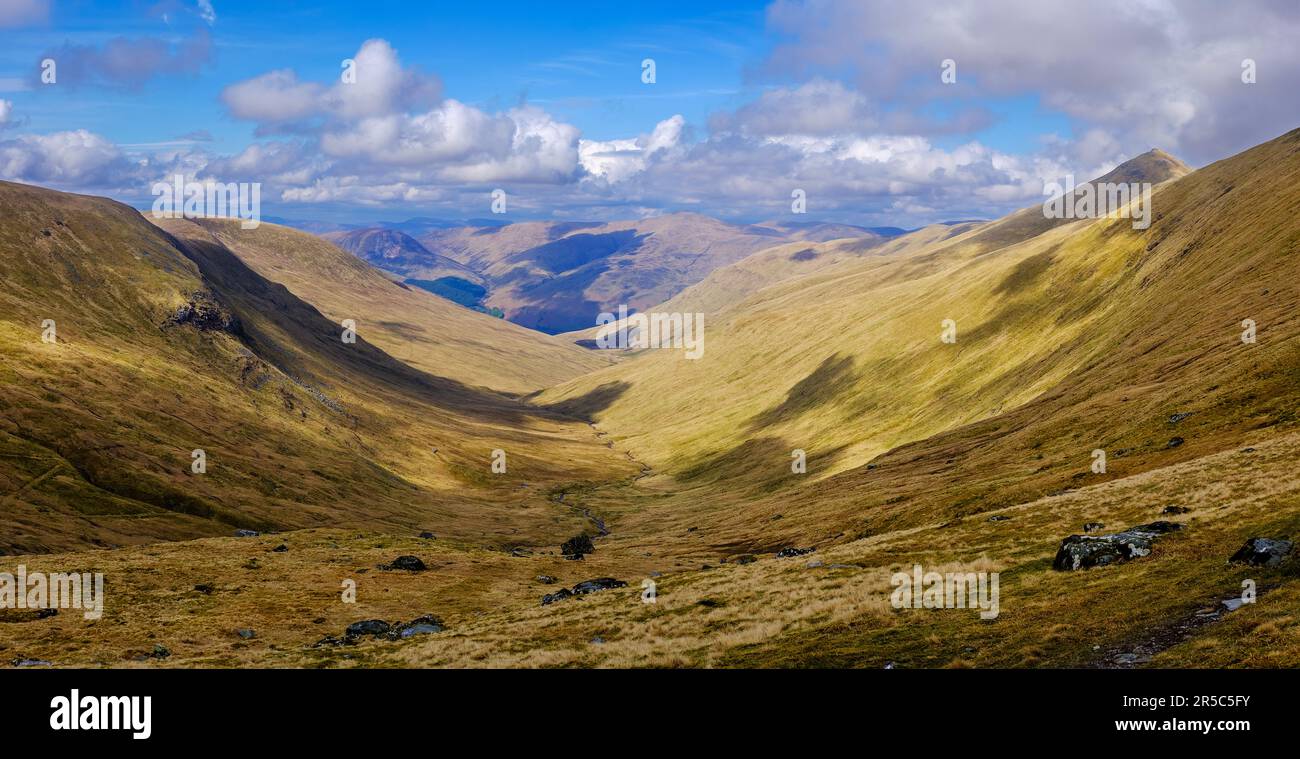 Geheimnisvoll traumhaft aussehendes Tal vom Ben Lawers Walk in Schottland. Stockfoto
