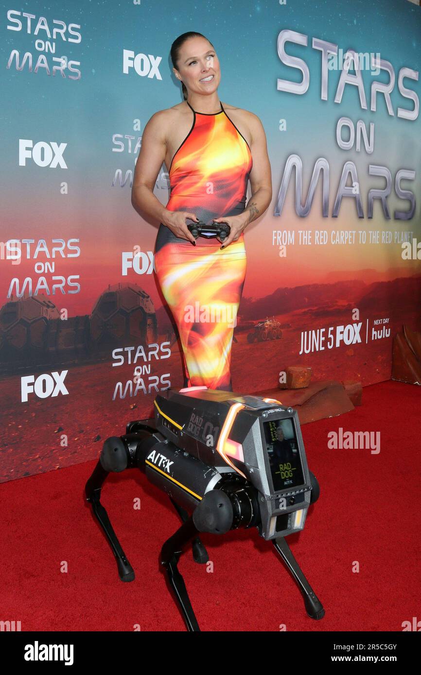 Los Angeles, Kalifornien. 1. Juni 2023. Ronda Rousey, Rad Dog Robot bei Ankunft für die Mars Bar Experience Launch Party, Scum & Villainy Cantina, Los Angeles, CA, 1. Juni 2023. Kredit: Priscilla Grant/Everett Collection/Alamy Live News Stockfoto