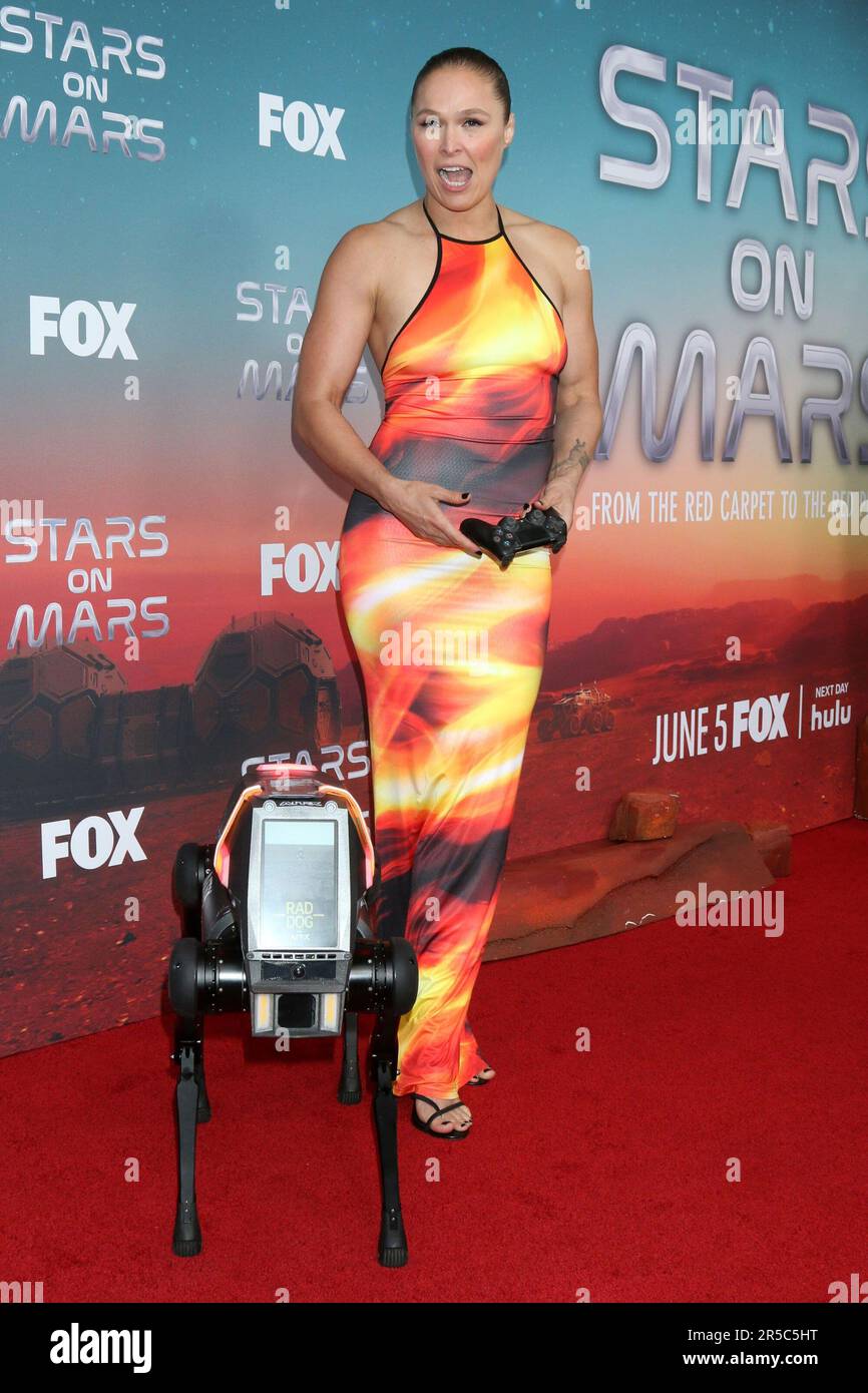 Los Angeles, Kalifornien. 1. Juni 2023. Ronda Rousey, Rad Dog Robot bei Ankunft für die Mars Bar Experience Launch Party, Scum & Villainy Cantina, Los Angeles, CA, 1. Juni 2023. Kredit: Priscilla Grant/Everett Collection/Alamy Live News Stockfoto