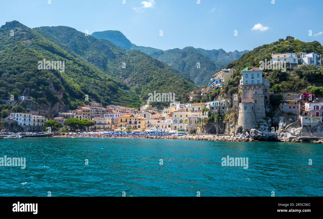 Ciudad de Cetara desde el mar, hermoso paisaje en la costa amalfitana, Italia Stockfoto
