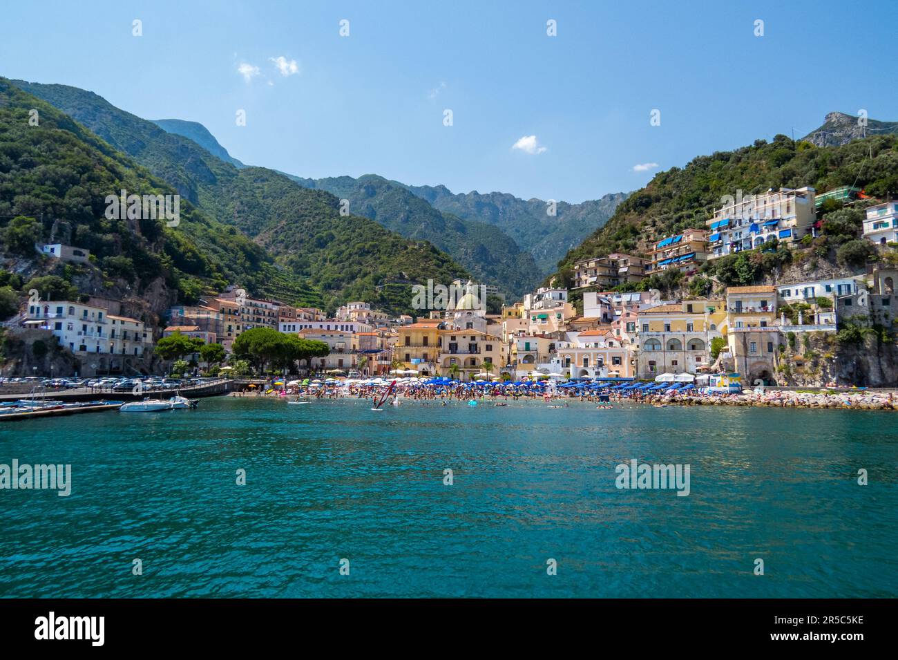 Ciudad de Cetara desde el mar, hermoso paisaje en la costa amalfitana, Italia Stockfoto