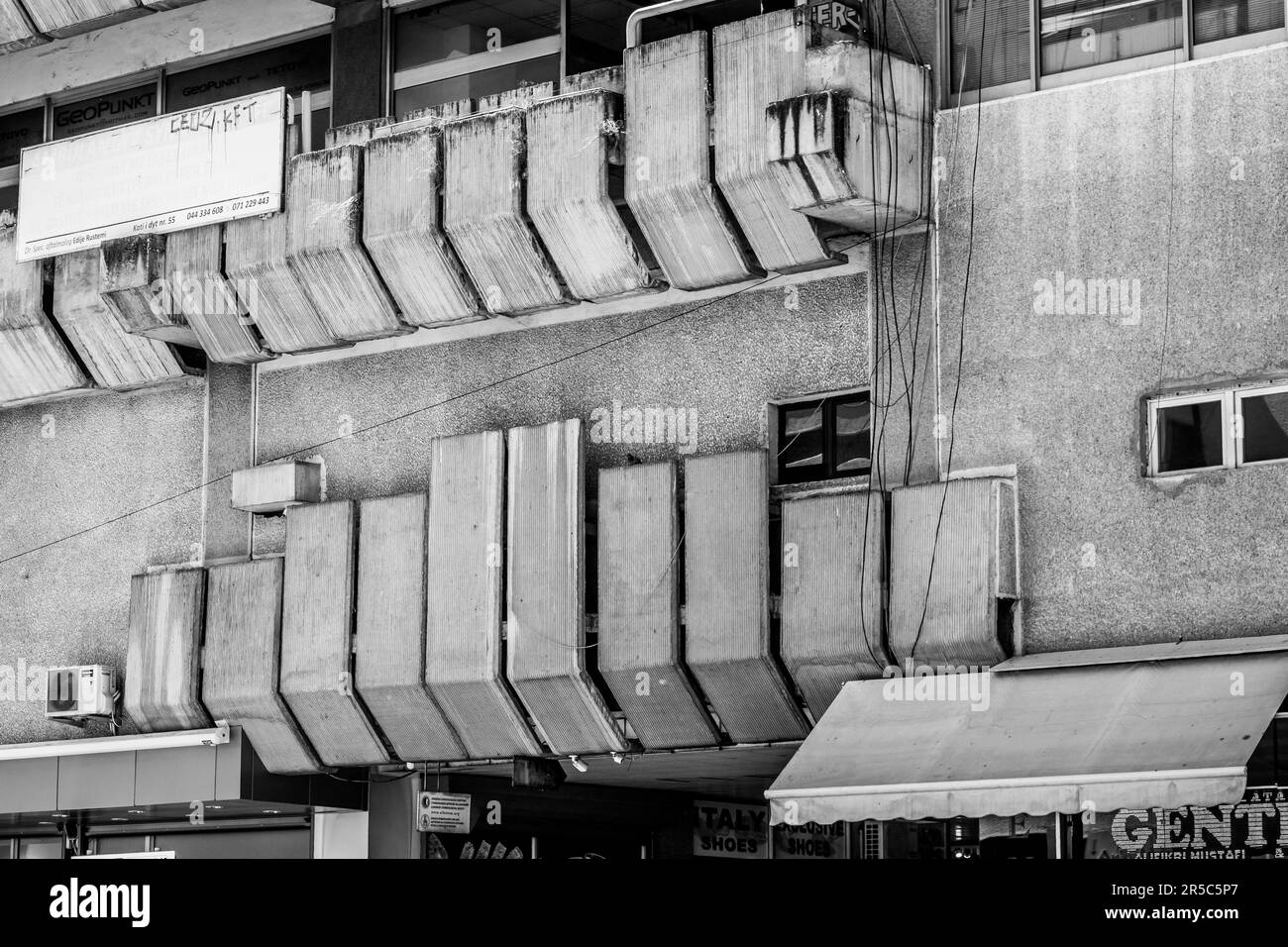 Außenansicht und Fassade eines Einkaufszentrums in Tetovo, Nordmazedonien, erbaut in brutaler Architektur im kommunistischen Jugoslawien. Stockfoto