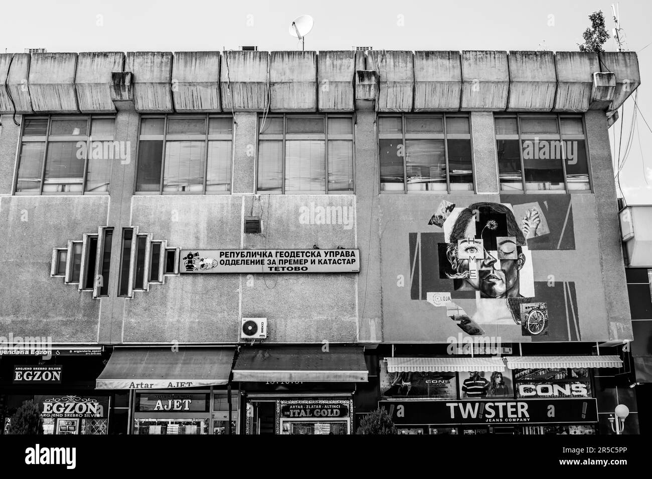 Außenansicht und Fassade eines Einkaufszentrums in Tetovo, Nordmazedonien, erbaut in brutaler Architektur im kommunistischen Jugoslawien. Stockfoto