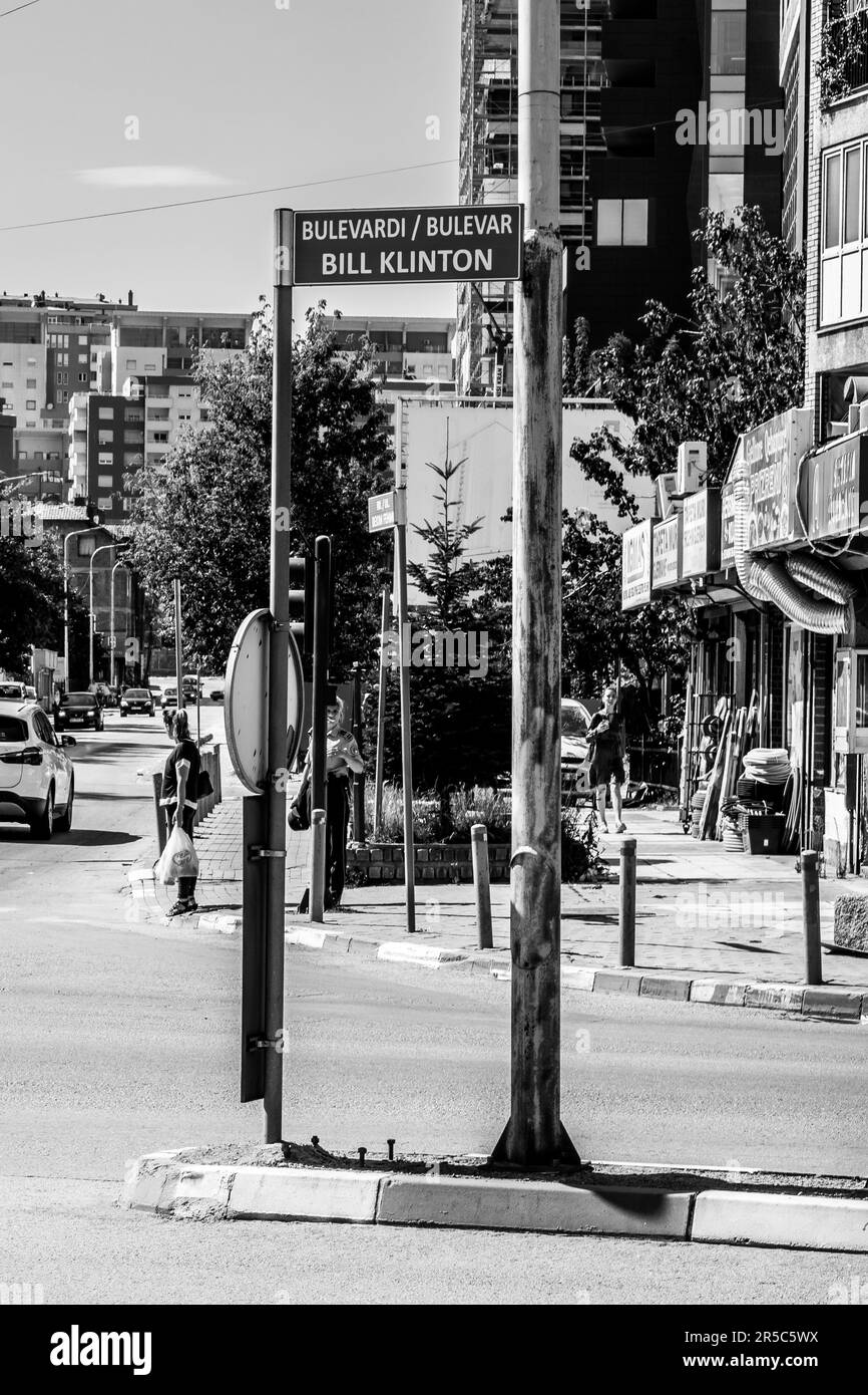 Eine Kreuzung mit Ampeln am Bill Clinton Boulevard, einer Hauptstraße in der Stadt Pristina, Kosovo, ehemaliges Jugoslawien. An einem sonnigen Sommertag. Stockfoto