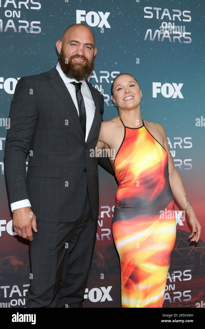 Los Angeles, Kalifornien. 1. Juni 2023. Travis Browne, Ronda Rousey bei Ankunft für die Mars Bar Experience Launch Party, Scum & Villainy Cantina, Los Angeles, CA 1. Juni 2023. Kredit: Priscilla Grant/Everett Collection/Alamy Live News Stockfoto