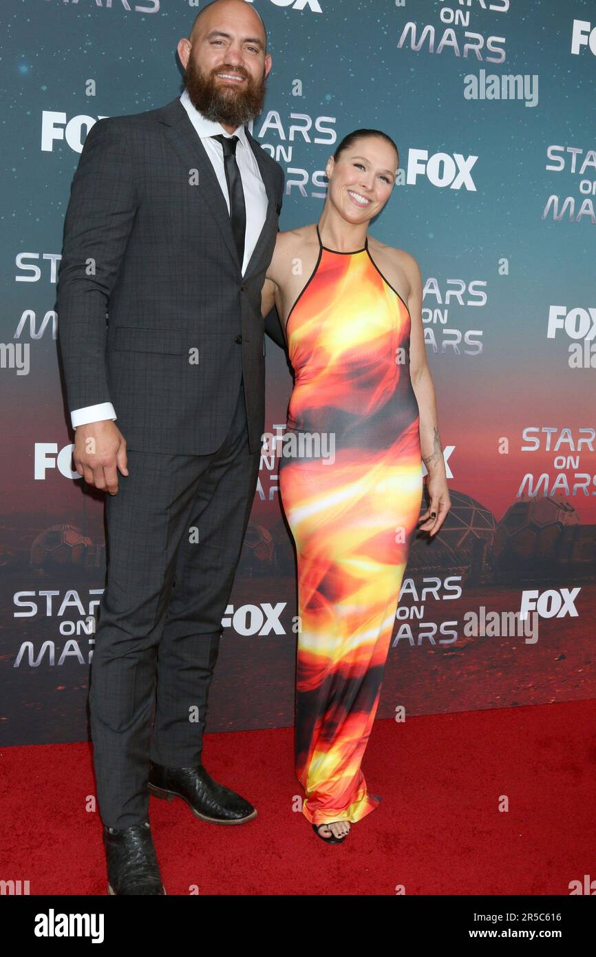Los Angeles, Kalifornien. 1. Juni 2023. Travis Browne, Ronda Rousey bei Ankunft für die Mars Bar Experience Launch Party, Scum & Villainy Cantina, Los Angeles, CA 1. Juni 2023. Kredit: Priscilla Grant/Everett Collection/Alamy Live News Stockfoto
