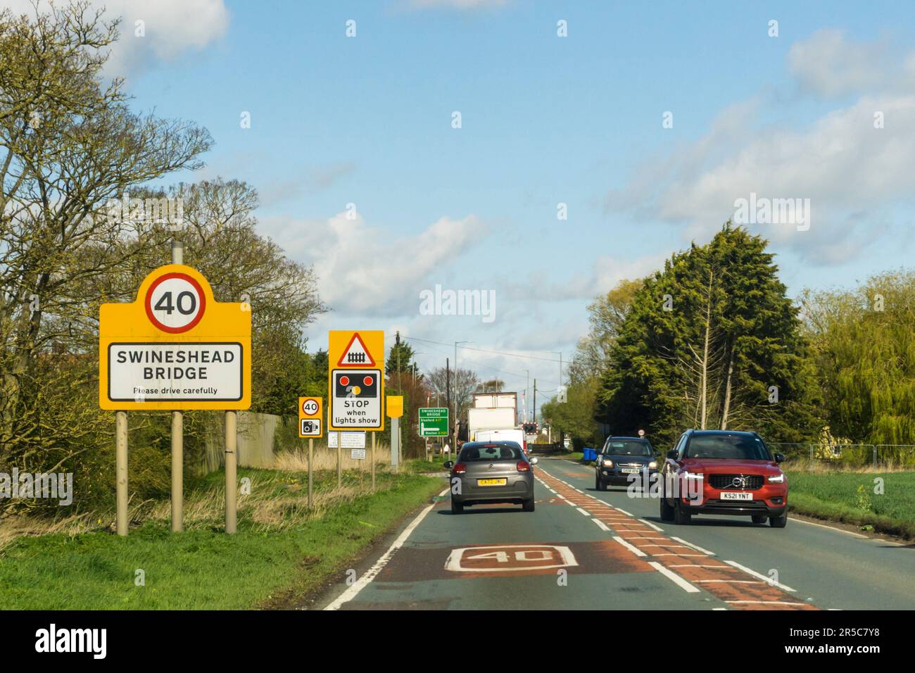 Der Verkehr nähert sich dem Bahnübergang an der Swineshead-Brücke auf der A17. Die Aussicht ist im Norden. Stockfoto