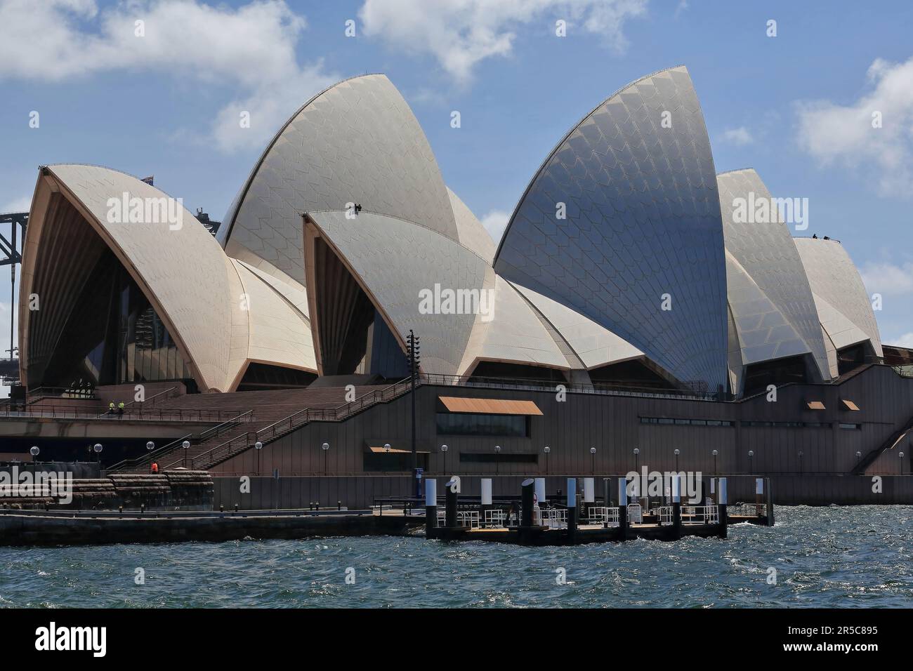 667 Blick vom SE-Tor Queen Elizabeth II, königlicher Botanischer Garten, auf das Opernhaus unter intensiver Überwachung. Sydney-Australien. Stockfoto