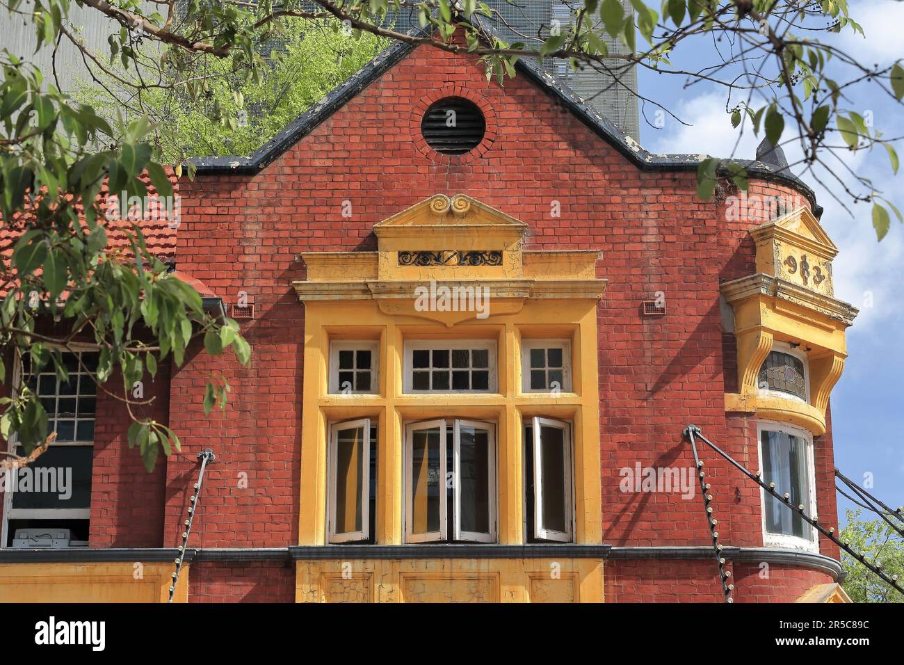 674 Rotes Ziegelfenster und gelbes Fenster, Fassade eines historischen Gebäudes aus dem Jahr AD1893 an der Ecke Liverpool und Victoria Street. Sydney-Australien. Stockfoto
