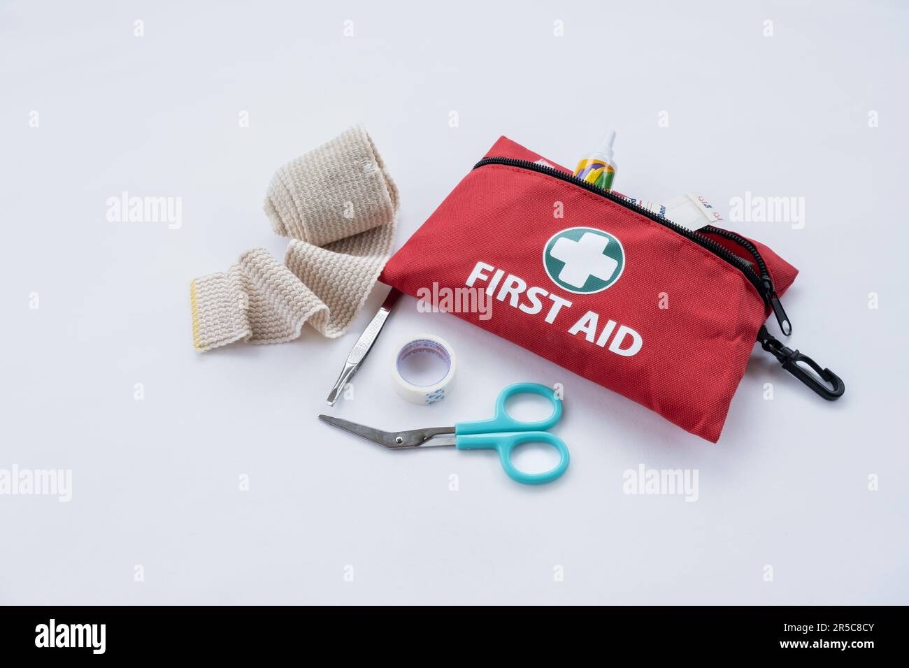 Medizinische erste-Hilfe-Ausrüstung und Zubehör auf weißem Hintergrund, Kopierraum Stockfoto