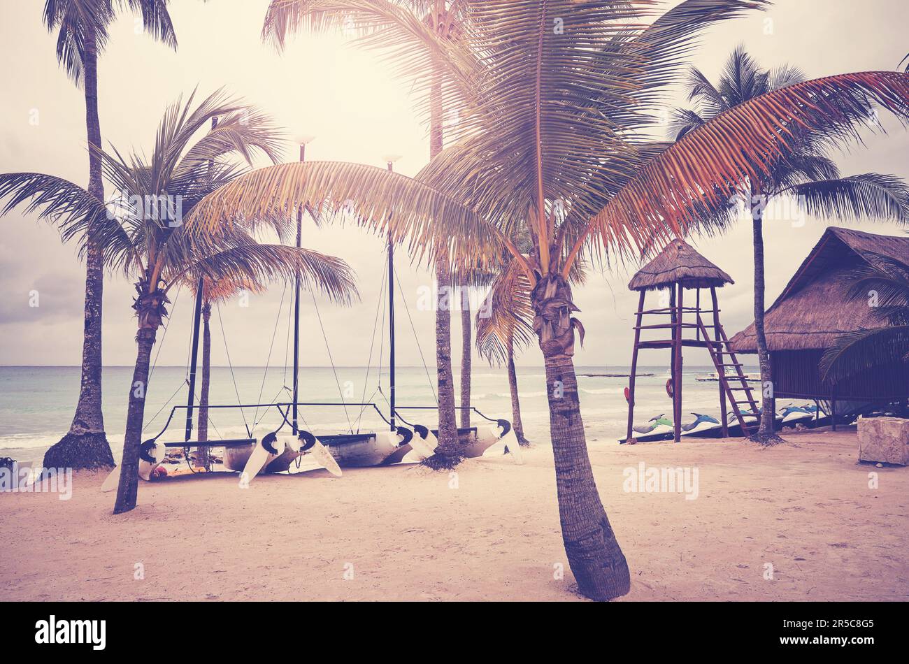 Retro-Farbfoto eines tropischen Strandes, Sommerurlaubskonzept. Stockfoto