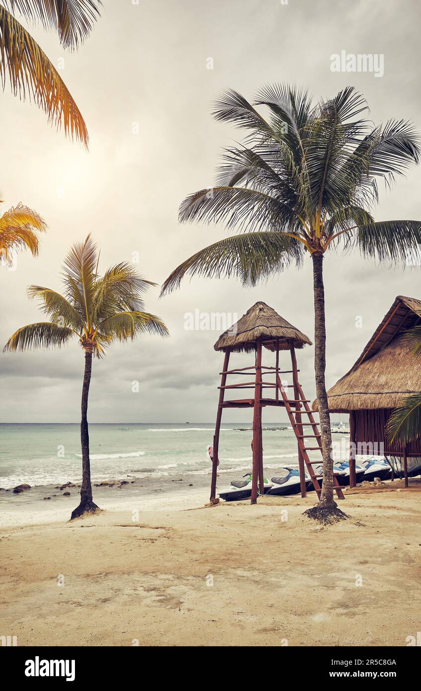 Retro-Farbfoto eines tropischen Strandes, Sommerurlaubskonzept. Stockfoto