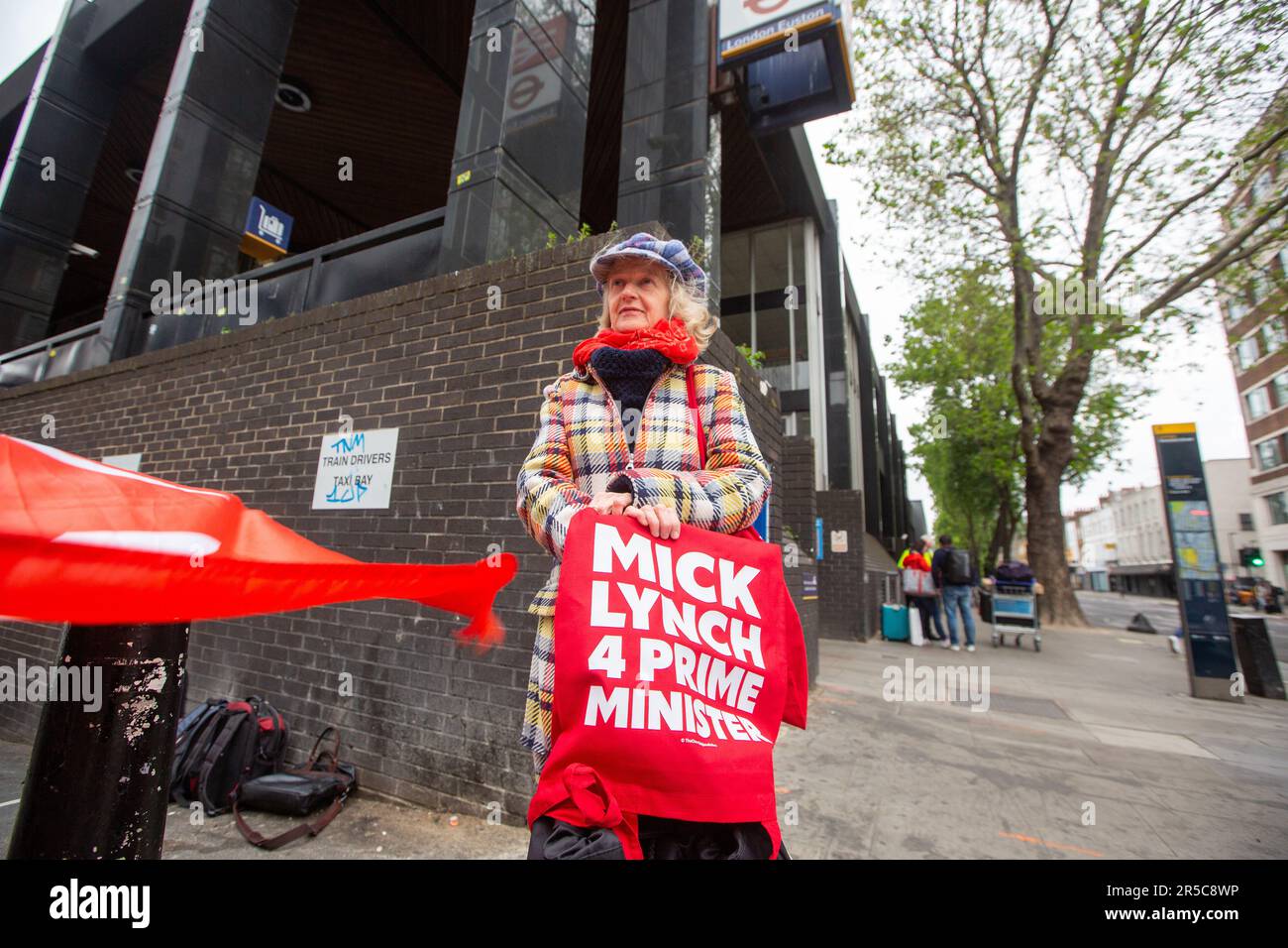 London, Großbritannien. 2. Juni 2023. Eine Frau, die "Mick Lynch 4 Premierminister" Taschen an der Streikpostenlinie verkauft, während die Bahnarbeiter 24 Stunden streiken. Kredit: ZUMA Press, Inc./Alamy Live News Stockfoto