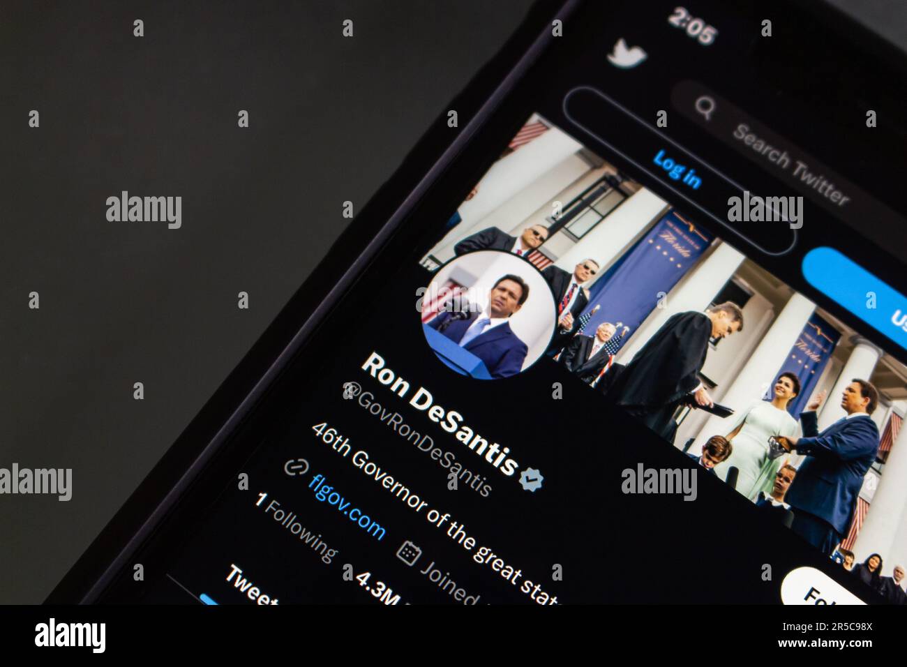 Ron DeSantis Twitter-Konto 7seen auf einem iPhone-Bildschirm. Ronald Dion DeSantis ist ein US-amerikanischer Politiker, der seit 2019 als 46. Gouverneur Floridas tätig ist Stockfoto