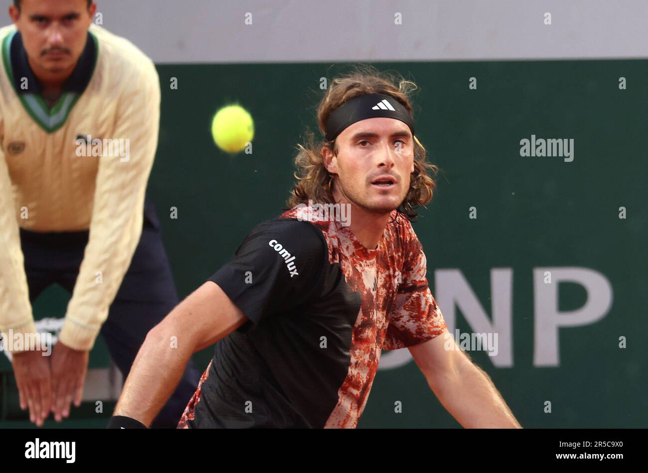 Der fünfte Stefanos Tsitsipas aus Griechenland spielt am Freitag, den 2. Juni 2023 bei den Roland Garros French Tennis Open gegen Diego Schartzman aus Argentinien. Foto: Maya Vidon-White/UPI Stockfoto