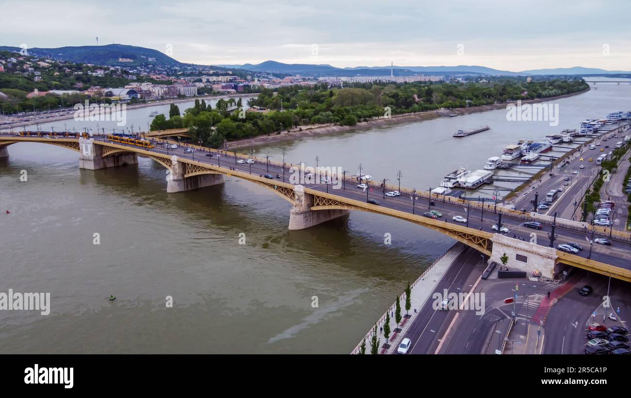Blick aus der Vogelperspektive auf die Insel Green Margaret und die Margeret-Brücke sowie das Wasser der Donau und die Freizeitschiffe am Flussufer Stockfoto