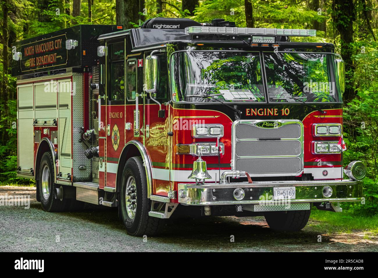 Moderner Feuerwehrwagen. Ich habe auf der Straßenseite geparkt. Rotes Feuerwehrauto. Feuerwehr. Vancouver BC, Kanada, Juni 1,2023. Straßenfoto, niemand, Konzeptfoto Fi Stockfoto