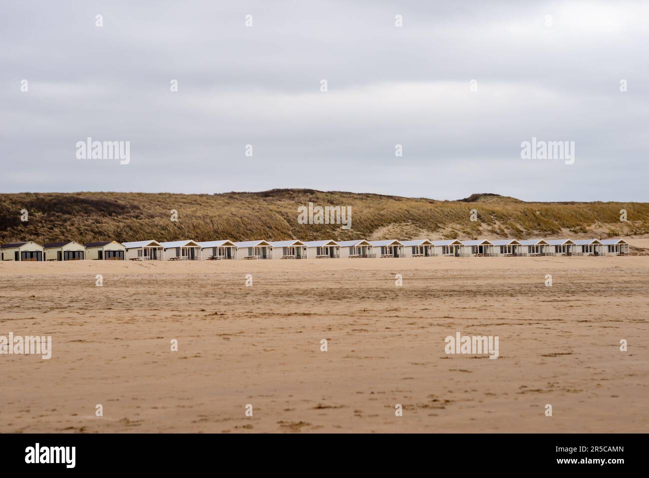 Eine Reihe von Miethölzern am Sandstrand Katwijk, Niederlande Stockfoto