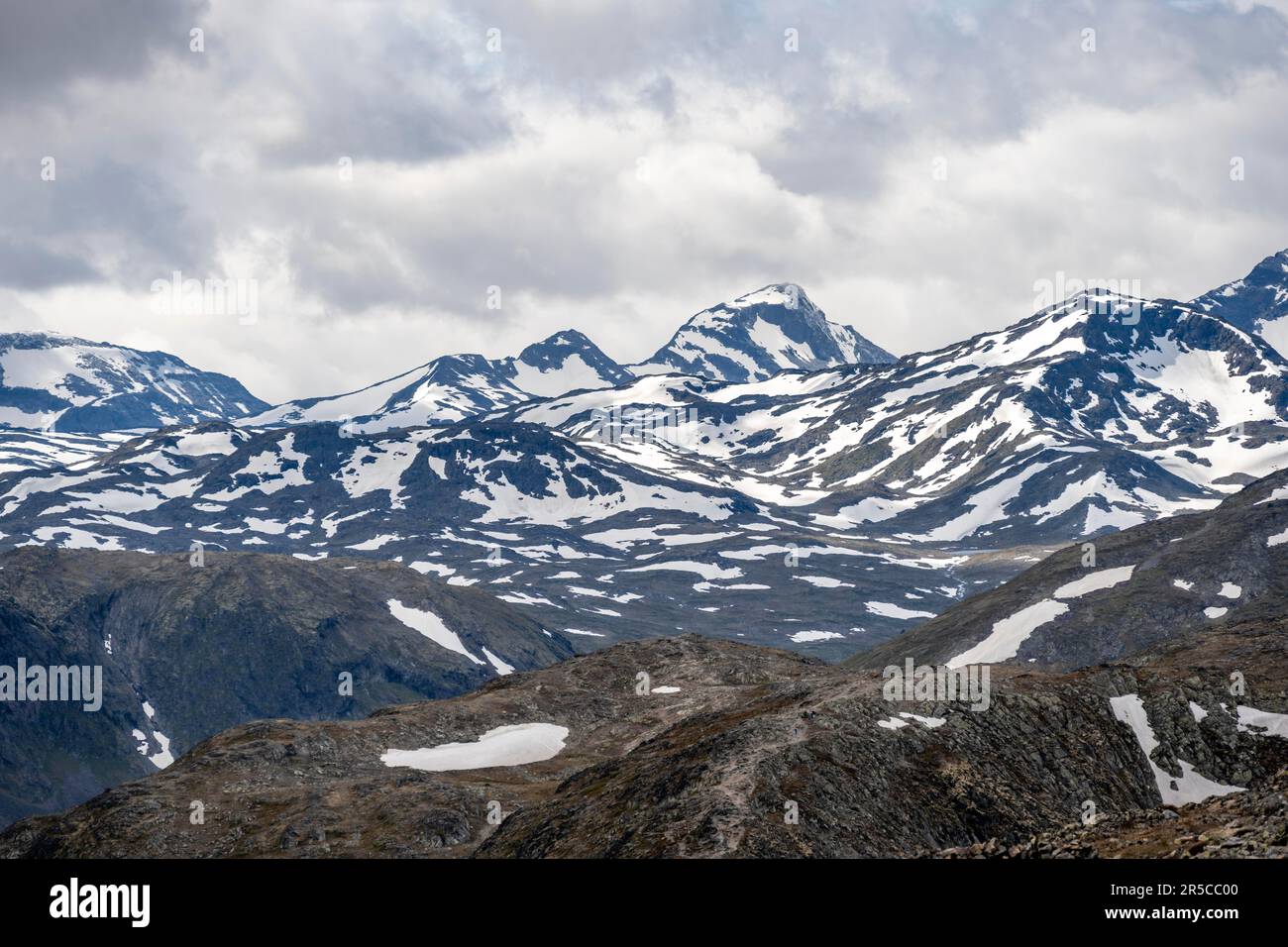 Schneebedeckte Berggipfel, Besseggen Wanderung, Ridge Walk, Jotunheimen Nationalpark, Vaga, Innlandet, Norwegen Stockfoto