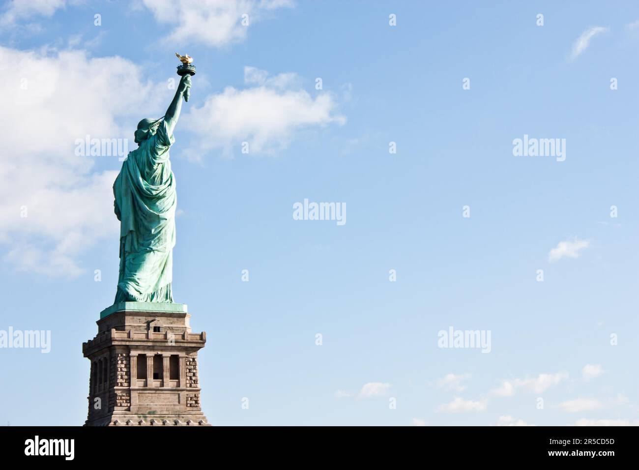 Sonnig Tag, blauer Himmel mit Wolken: Freiheitsstatue mit Textfreiraum Stockfoto