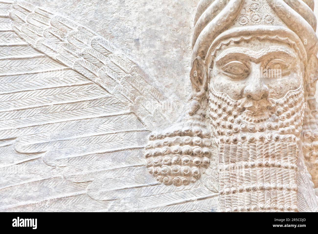 Paris, Frankreich - circa August 2021: Die Kunst der Mesopotamie datiert aus dem Jahr 3500 v. Chr. sollte als Möglichkeit dienen, mächtige Herrscher und ihre Herrscher zu verherrlichen Stockfoto