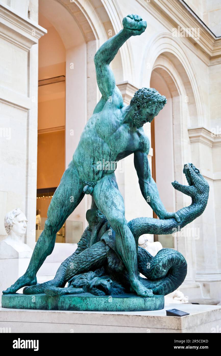 Bronze-Statue im Luovre Museum, nur zur redaktionellen Verwendung Stockfoto