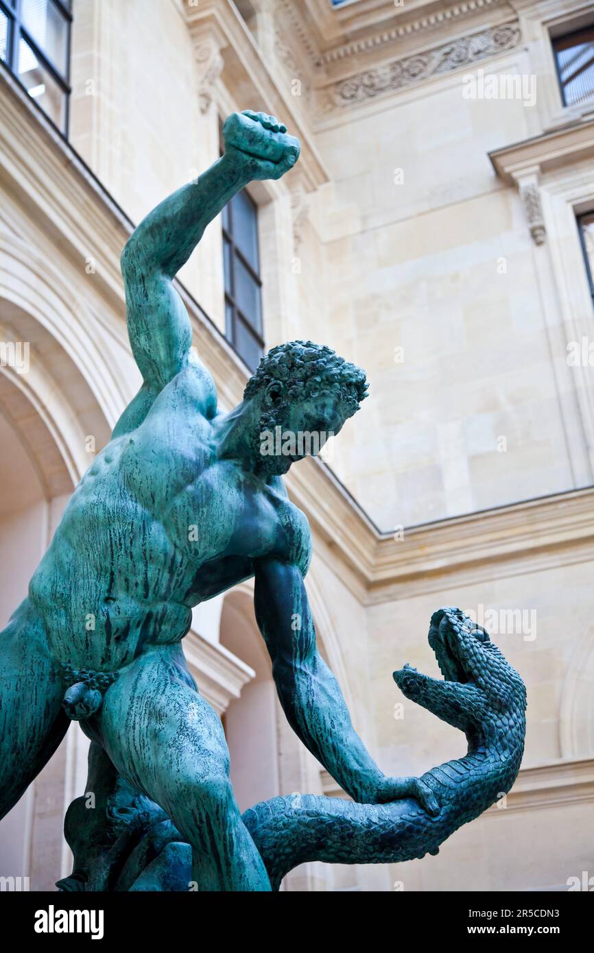 Bronze-Statue im Luovre Museum, nur zur redaktionellen Verwendung Stockfoto