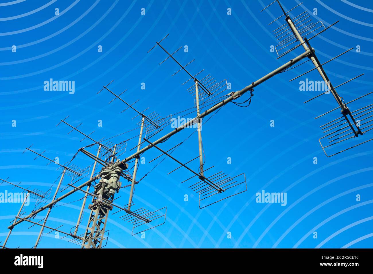 TV-Antenne mit Radiowellen Stockfoto