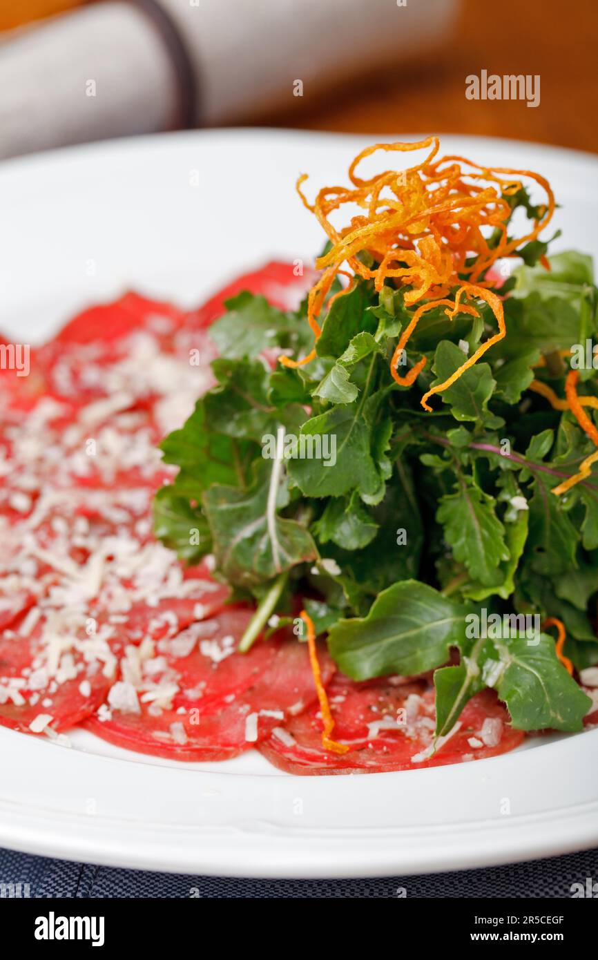 Rindercarpaccio mit rasierte Parmesan-Käse Stockfoto