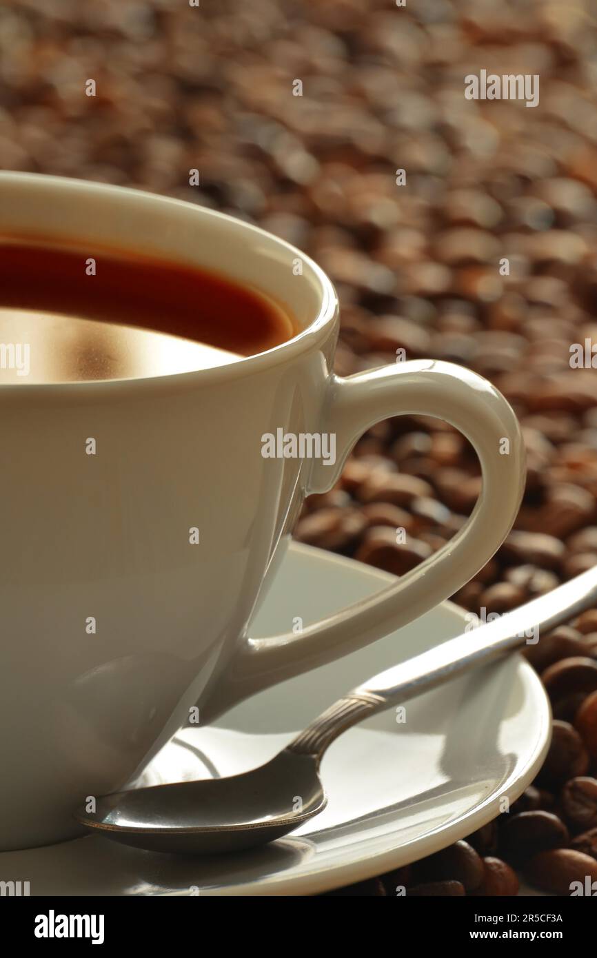 Komposition mit Tasse und Kaffeebohnen Stockfoto